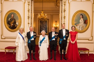 Kráľovská rodina na oficiálnej fotografii.