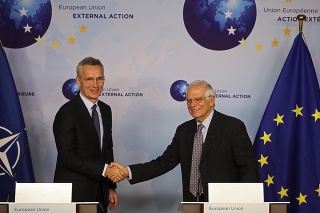 Šéf diplomacie EÚ Josep Borrell (vpravo).