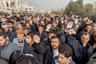 V Iráne vyšli ľudia na protest do ulíc.