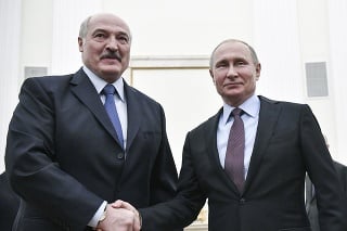 Bieloruský prezident Alexander Lukašenko (vľavo) počas decembrového stretnutia s Putinom