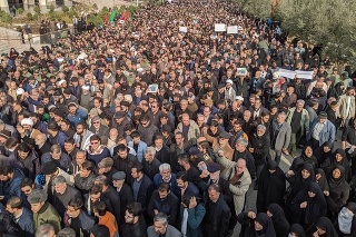 Protestujúci sa búria po zabití iránskeho generála.