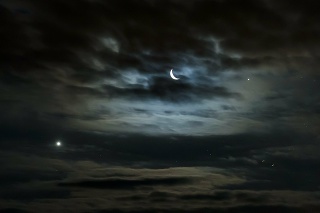 Aj takto môže vyzerať mesiac a planéta Jupiter na rannej oblohe.