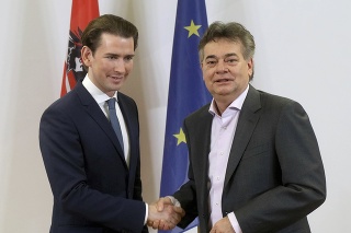 Predseda konzervatívnej Rakúskej ľudovej strany (ÖVP) a bývalý kancelár Sebastian Kurz (vľavo) a šéf Zelených Werner Kogler