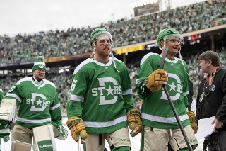 Joe Pavelski (v strede), Anton Chudobin (vľavo) a Andrej Sekera (vpravo) na Winter Classic.