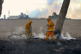 Hasiči zasahujú pri požiaroch v Austrálii.