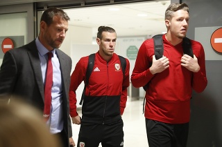 Gareth Bale (v strede) po príchode na Slovensko.
