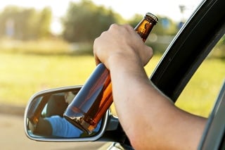 Alkohol za volantom môže spôsobiť vážne problémy (ilustračné foto).
