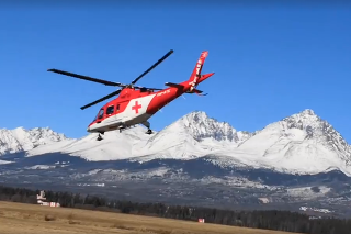 Leteckí záchranári z Popradu odleteli na pomoc zasypaným lavínou.