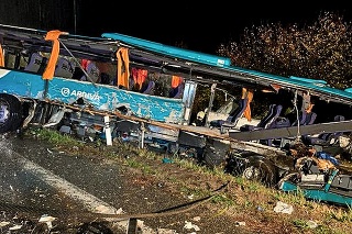 Takto totálne zdemolovány autobus vytiahli z priekopy.