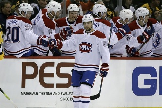 Slovenský útočník Canadiens Tomáš Tatar oslavuje so spoluhráčmi na striedačke svoj gól.