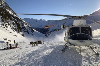 Lavína na alpskom ľadovci usmrtila dve lyžiarky.