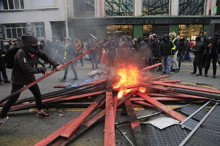 Demonštranti pália barikádu počas protestu proti dôchodkovej reforme 28. decembra 2019 v Paríži.
