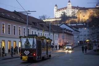 Vianočná električka na Kapucínskej ulici v Bratislave.