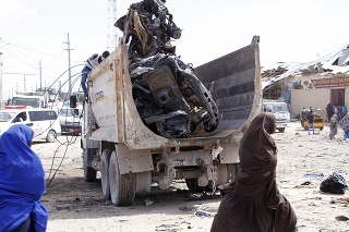 Nákladné auto odváža vrak auomobilu, ktoré použili pri bombovom útoku v somáslkom Mogadišu.
