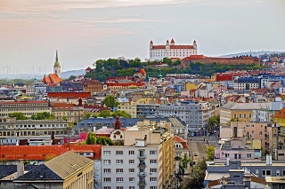 Bratislava za ostatnými okolitými metropolami zaostáva.
