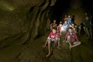 V jaskyni uviazlo 12 chlapcov a ich tréner.
