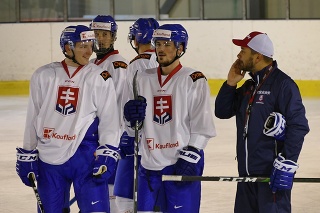  Na snímke Oliver Okuliar, Maxim Čajkovič a asistent hlavného trénera SR 20 Viliam Čacho počas tréningu.