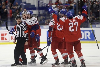 Českí hokejoví reprezentanti do 20 rokov zvíťazili v otváracom zápase na majstrovstvách sveta tejto vekovej kategórie v B-skupine nad Ruskom 4:3.