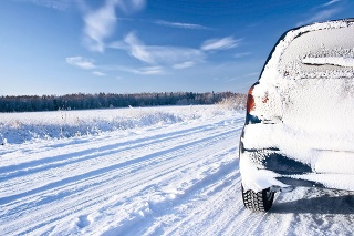 Jazda v zime má svoje nástrahy, ktorým sa treba vyvarovať (ilustračné foto).