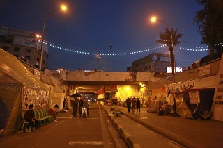Protivládni demonštranti v tuneli Tahrír počas pokračujúcich protestov v Bagdade