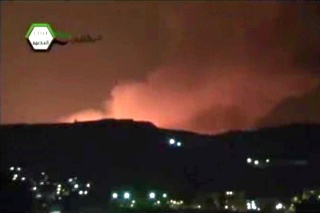Dym po explozii v sýrskom Damasku bolo vidieť aj z veľkej diaľky.