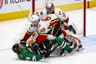 Hráč Dallasu Stars v potýčke s obrancom Calgary Flames