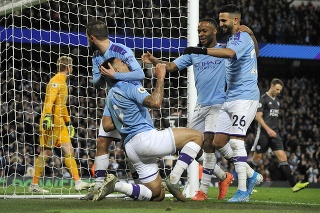 Hráči Manchester City sa radujú z gólu počas zápasu proti Leicester City 