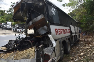 Pri havárii autobusu v Guatemale zahynulo 20 ľudí.