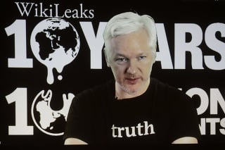 Zakladateľ platformy WikiLeaks Julian Assange sa prihovára účastníkom tlačovej konferencie prostredníctvom videorozhovoru pri príležitosti desiateho výročia založenia WikiLeaks v Berlíne v utorok 4. októbra 2016.
