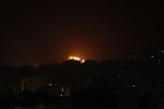 Explózia po nálete v meste Gaza.