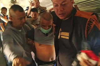 Somkid Poompuang (v strede) po zadržaní,