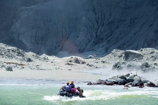Na snímke z 9. decembra 2019 záchranársky čln s evakuovanou skupinou turistov pláva z novozélandského ostrova White Island.