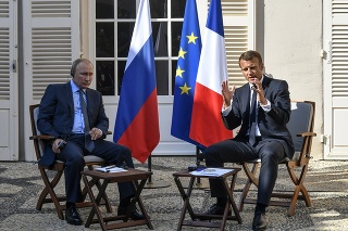 Vladimir Putin a Emmanuel Macron na spoločnom stretnutí. 
