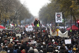 Celoštátne protestné zhromaždenie proti dôchodkovej reforme v Paríži
