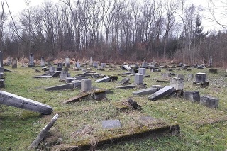 Vandali zničili židovský cintorín. 