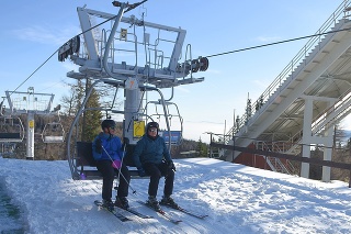 Na snímke lyžiari sa vezú na sedačke na vrchol svahu počas prvej lyžovačky v sezóne na svahu Interski v lyžiarskom stredisku na Štrbskom Plese.