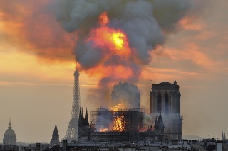 Parížsku katedrálu Notre-Dame čakajú po masívnom požiari rekonštrukčné práce.