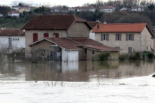 Francúzi bojujú so zlým počasím. 