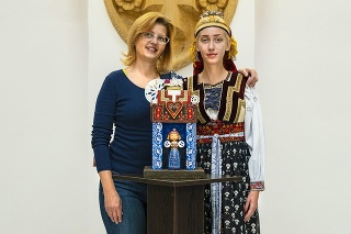 Cukrárka Iveta (49) s dcérou Emou (22), ktorá sa obliekla do kroja z Torysiek, ktorý jej mama stvárnila na torte.