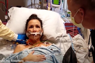 Prvý nádych: Žena absolvovala transplantáciu pľúc, nakrútili jej reakciu po odpojení od prístroja!