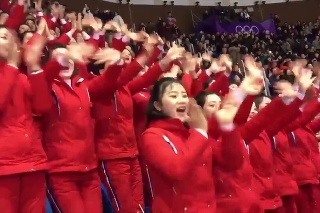 Zabudnite na roztlieskavačky, takto povzbudzujú dievčatá zo Severnej Kórei: Videli ste už niekedy niečo také?!