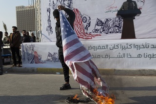 Na protestoch v Iraku pálili vlajky USA. 