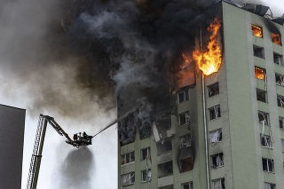 Po výbuchu plynu v paneláku na Mukačevskej ulici zasahovalo vyše 140 hasičov. 