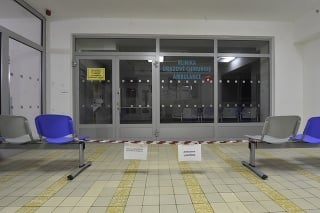 Páska pred vchodom do čakárne traumatologickej ambulancie vo Fakultnej nemocnici v Ostrave