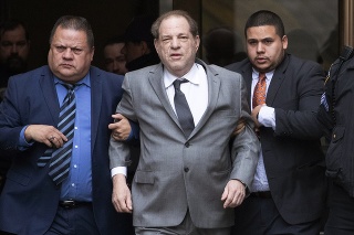 Harvey Weinstein pri odchode zo súdu.
