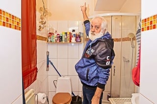 Teofil Chrappa (64) žije v byte plnom plesní nielen v kúpeľni už 3 roky.