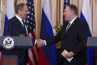 Ruský minister zahraničia Sergej Lavrov s americkým náprotivkom Mikeom Pompeom