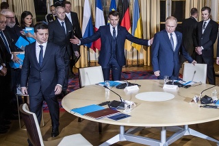 Začali sa prvé dvojstranné rozhovory Putina so Zelenským