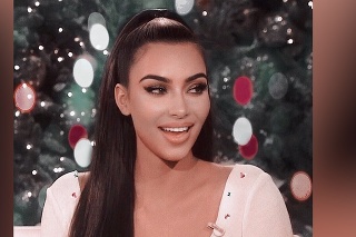 Kim Kardashian sa vianočnou dekoráciou totálne strápnila: Neuveríte, čo pripomínajú jej stromčeky