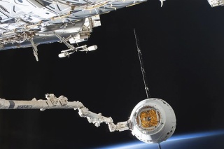 Snímka kapsule Dragon pri prílete na ISS.